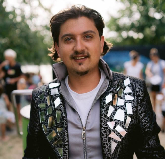 Limeni čovek oduševljava decu Limenka teatar festa